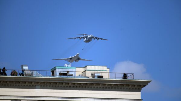 Самолет-заправщик Ил-78 и стратегический бомбардировщик-ракетоносец Ту-160 на генеральной репетиции военного парада в Москве - Sputnik Azərbaycan