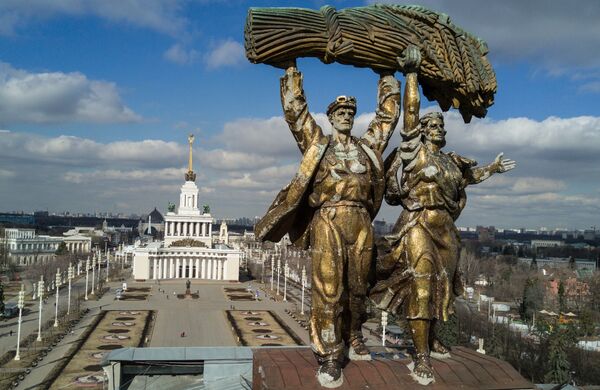 Скульптура Тракторист и колхозница на триумфальной арке Главного входа Выставки достижений народного хозяйства в Москве. На втором плане павильон №1 Центральный. Скульптура Тракторист и колхозница на триумфальной арке Главного входа Выставки достижений народного хозяйства в Москве. На втором плане павильон №1 Центральный. - Sputnik Азербайджан