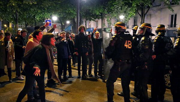Столкновения демонстрантов с полицией  в районе Менилмонтана в Париже, 8 мая 2017 года - Sputnik Азербайджан