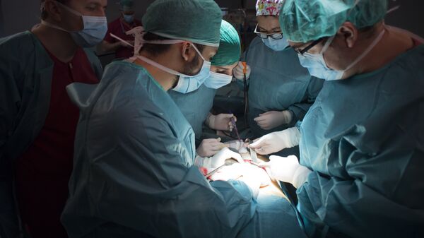 Хирурги во время операции, фото из архива - Sputnik Азербайджан