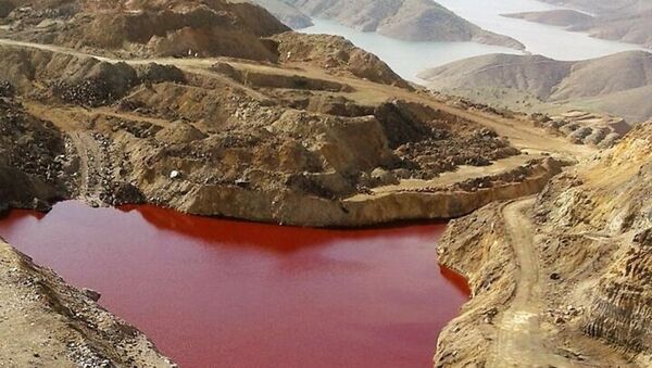 Türkiyədə qırmızı rəngə boyanmış göl - Sputnik Azərbaycan