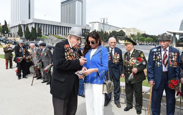 Президент Ильхам Алиев и первая леди Мехрибан Алиева на церемонии по случаю 72-й годовщины Победы над фашизмом во Второй мировой войне - Sputnik Азербайджан