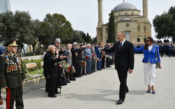 Президент Ильхам Алиев и первая леди Мехрибан Алиева на церемонии по случаю 72-й годовщины Победы над фашизмом во Второй мировой войне - Sputnik Азербайджан