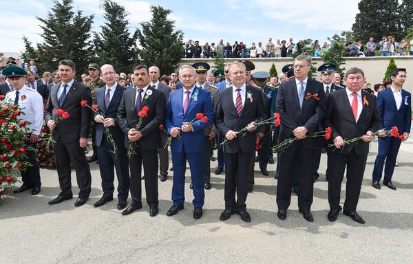 В Баку прошла акция Бессмертный полк, посвященная 72-й годовщине победы во Второй мировой войне - Sputnik Азербайджан