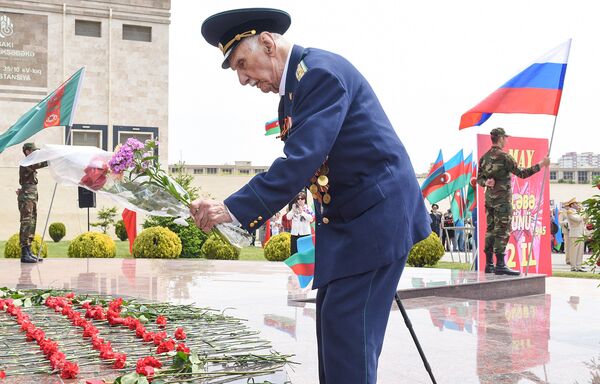 В Баку прошла акция Бессмертный полк, посвященная 72-й годовщине победы во Второй мировой войне - Sputnik Азербайджан