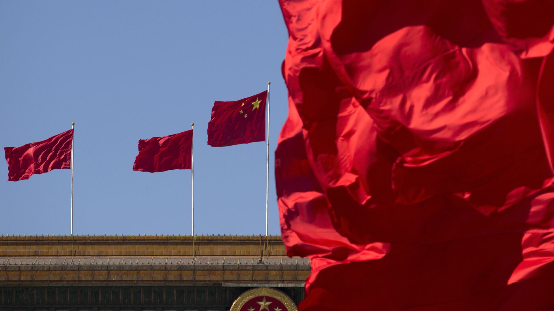 Флаги Китая на здании Дома народных собраний в Пекине, фото из архива - Sputnik Азербайджан, 1920, 29.12.2021