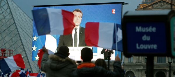 Избранный президент Франции Эммануэль Макрон на гигантском экране возле музея Лувр после того, как были объявлены результаты второго тура президентских выборов, Париж, 7 мая 2017 года Избранный президент Франции Эммануэль Макрон на гигантском экране возле музея Лувр после того, как были объявлены результаты второго тура президентских выборов, Париж, 7 мая 2017 года - Sputnik Азербайджан