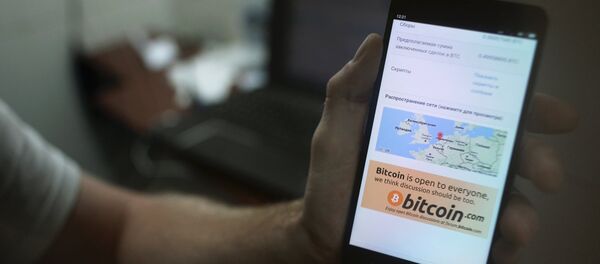 Демонстрация на смартфоне мобильного приложения для работы с криптовалютой биткоин, фото из архива - Sputnik Азербайджан