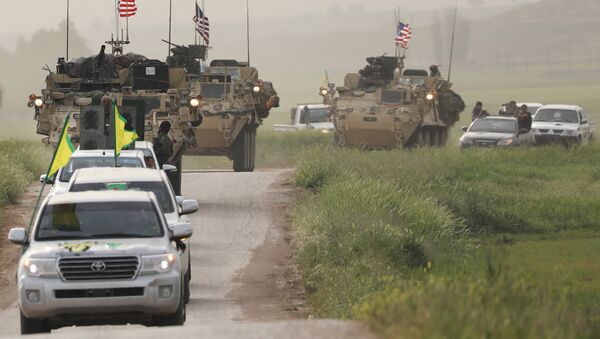 Бойцы Отряда народной самообороны возглавляют колонну военных машин США в городе Дарбасия рядом с турецкой границей, Сирия, 28 апреля 2017 года - Sputnik Azərbaycan