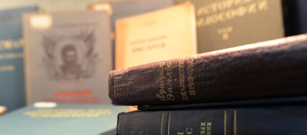 Книги с произведениями Карла Маркса и Фридриха Энгельса в библиотеке, фото из архива - Sputnik Азербайджан