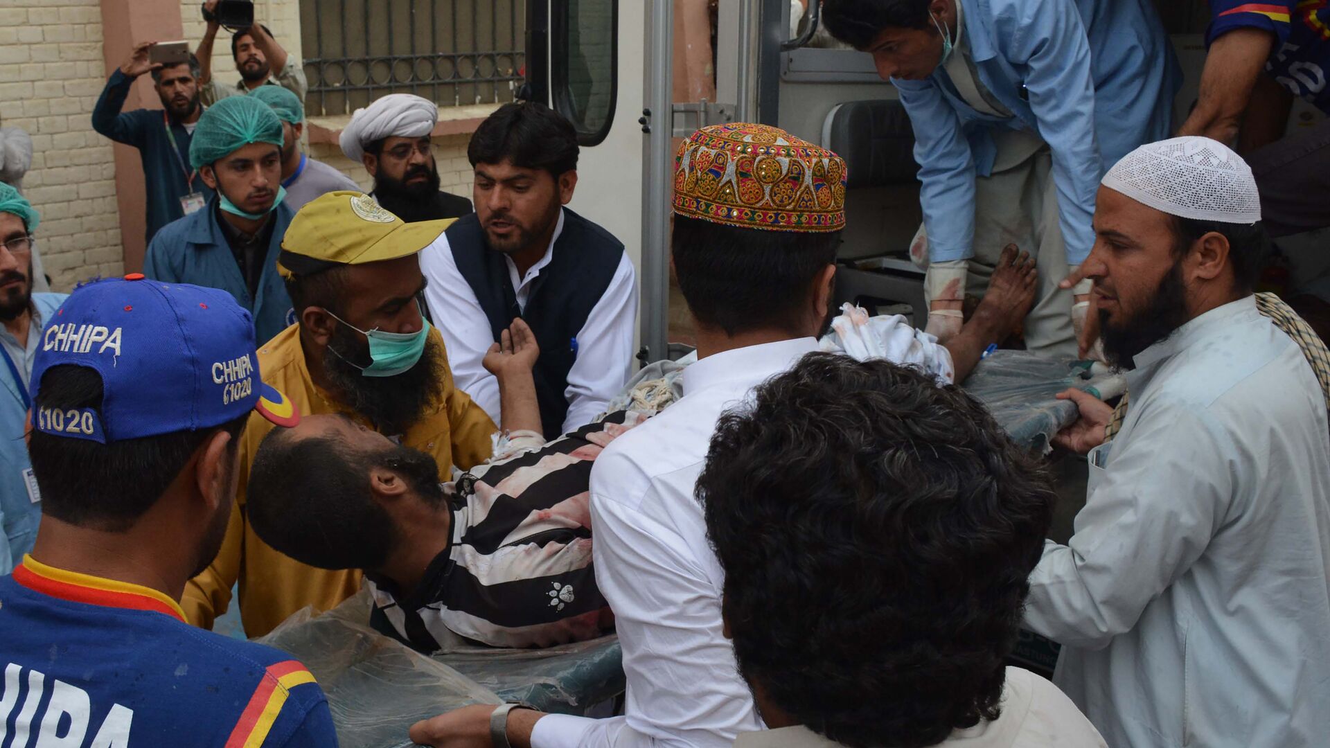 Пакистанские добровольцы переносят пострадавшего от взрыва в больницу в Кветте 12 мая 2017 года после мощного взрыва в районе Мастунг - Sputnik Азербайджан, 1920, 25.12.2022