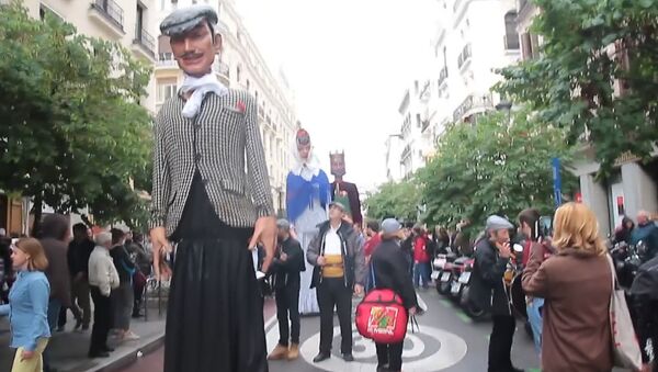 Традиционное шествие гигантских кукол в Мадриде - Sputnik Азербайджан