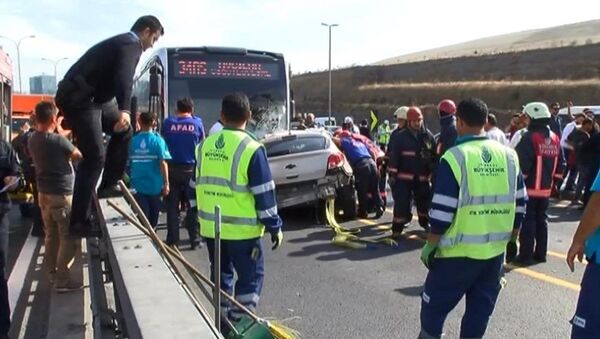 Olay yerine çok sayıda ambulans sevkedildi. Kaza nedeniyle metrobüs seferleri durdu. - Sputnik Azərbaycan