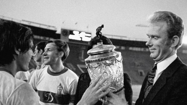 Старший тренер киевской футбольной команды Динамо Валерий Лобановский держит в руках Кубок СССР, 10 августа 1974 года - Sputnik Азербайджан