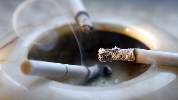 Пепельница с окурками, фото из архива - Sputnik Азербайджан