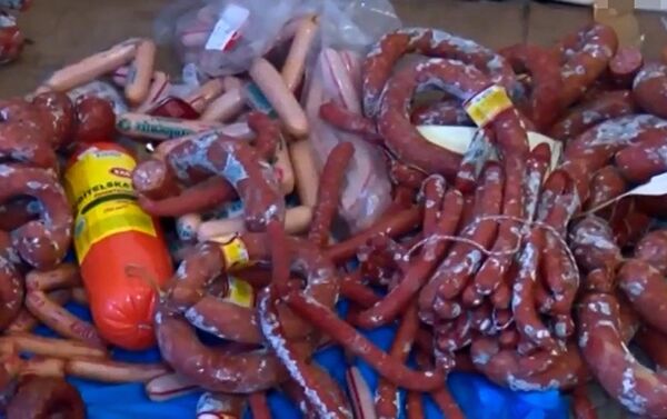 Сотрудники Государственной службы ветеринарного контроля уничтожили около 100 килограммов просроченных колбасных изделий - Sputnik Азербайджан