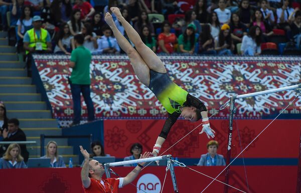 Финалы соревнований по спортивной гимнастике среди мужчин и женщин в вольных упражнениях, упражнениях на брусьях и кольцах, в опорном прыжке и на брусьях - Sputnik Азербайджан