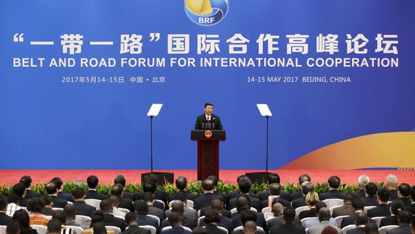 Президент Китая Си Цзиньпин выступает на пресс-конференции форума Один пояс – один путь в понедельник, 15 мая 2017 года - Sputnik Азербайджан