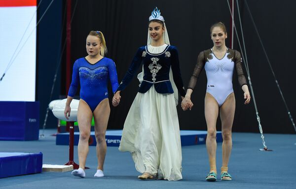 Финалы соревнований по спортивной гимнастике среди мужчин и женщин в упражнениях на коне и перекладине, в опорном прыжке, в вольных упражениях и на бревне - Sputnik Азербайджан