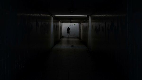Мужчина в темном коридоре, фото из архива - Sputnik Азербайджан
