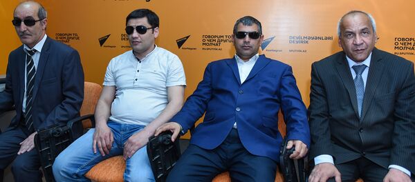 Инвалиды по зрению Фамиль Гаджиев, Анар Омаров, Фаиг Тагиев и Вафадар Новрузов Инвалиды по зрению Фамиль Гаджиев, Анар Омаров, Фаиг Тагиев и Вафадар Новрузов - Sputnik Азербайджан