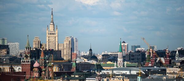 Московский Кремль и жилой дом на Кудринской площади в Москве, фото из архива - Sputnik Азербайджан
