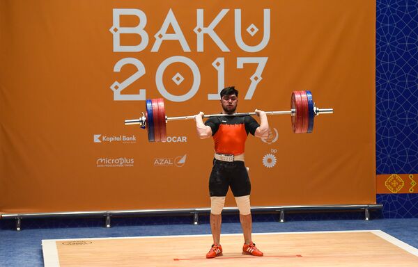 Соревнований по тяжелой атлетике среди мужчин в весовых категориях до 77, до 85 и до 94 кг IV Игр Исламской солидарности - Sputnik Азербайджан