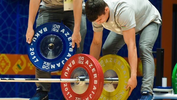 Соревнований по тяжелой атлетике среди мужчин в весовых категориях до 77, до 85 и до 94 кг IV Игр Исламской солидарности - Sputnik Azərbaycan