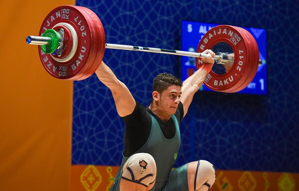 Соревнований по тяжелой атлетике среди мужчин в весовых категориях до 77, до 85 и до 94 кг IV Игр Исламской солидарности - Sputnik Азербайджан