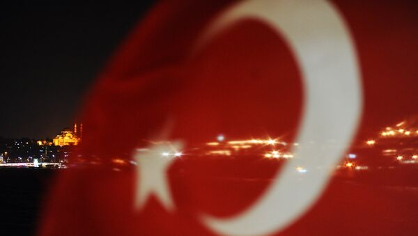 Турецкий флаг развевается на фоне ночного Стамбула, фото из архива - Sputnik Azərbaycan