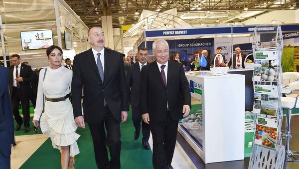 Президент Азербайджана Ильхам Алиев и первая леди Мехрибан Алиева на выставке пищевой промышленности WorldFood Azerbaijan 2017 - Sputnik Азербайджан