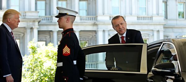 Президент США Дональд Трамп наблюдает, как президент Турции Реджеп Тайип Эрдоган отбывает у входа в Западное крыло Белого дома в Вашингтоне, США 16 мая 2017 года Президент США Дональд Трамп наблюдает, как президент Турции Реджеп Тайип Эрдоган отбывает у входа в Западное крыло Белого дома в Вашингтоне, США 16 мая 2017 года - Sputnik Азербайджан