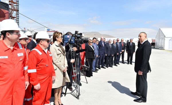 Президент Ильхам Алиев беседует с участниками церемонии открытия Президент Ильхам Алиев беседует с участниками церемонии открытия - Sputnik Азербайджан