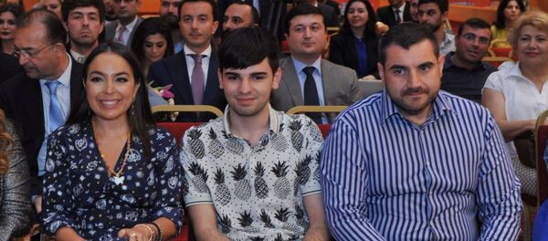 Вице-президент Фонда Гейдара Алиева Лейла Алиева среди участников перезентации - Sputnik Азербайджан