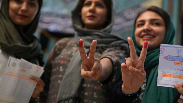 Иранские женщины демонстрируют свои крашеные чернилами пальцы после голосования на президентских выборах в Тегеране, Иран, 19 мая 2017 года. - Sputnik Azərbaycan