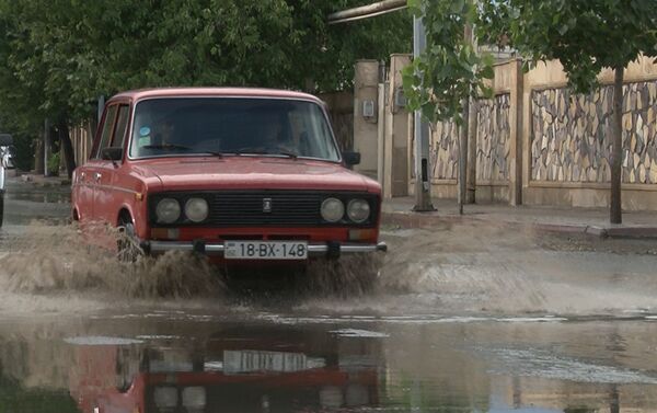 Güclü küləklə müşayiət olunan yağış rayonda ciddi fəsadlar törədib - Sputnik Azərbaycan
