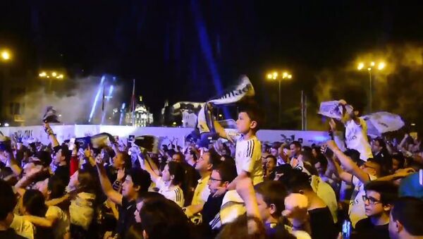 Тысячи фанатов мадридского Реала праздновали победу команды - Sputnik Азербайджан