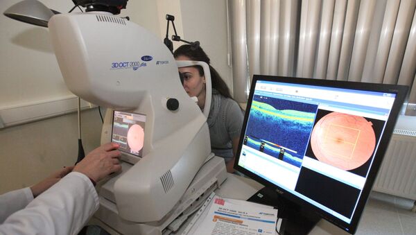 Врач-офтальмолог проводит обследование пациентки, фото из архива - Sputnik Азербайджан
