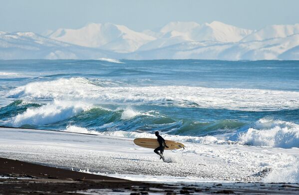 Зимний серфинг на Тихоокеанском побережье России - Sputnik Азербайджан