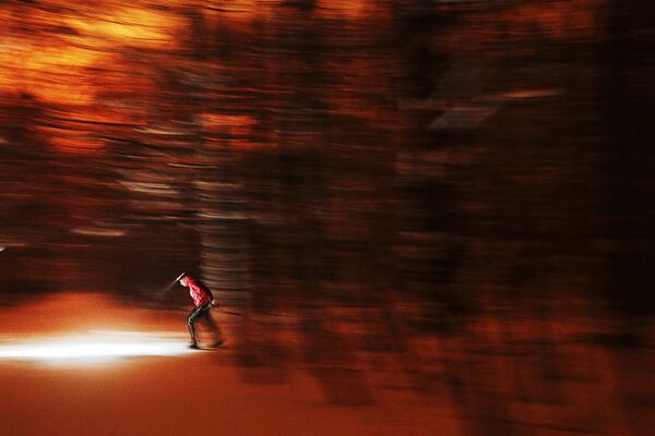 Ночной лыжник - Sputnik Азербайджан