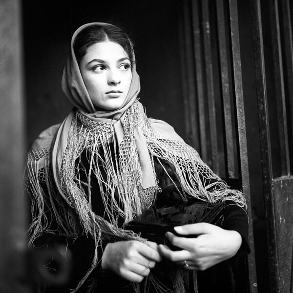 Кадр из фильма Живой труп (Ленфильм, 1968 год). Светлана Тома в роли циганки Маши Кадр из фильма Живой труп (Ленфильм, 1968 год). Светлана Тома в роли циганки Маши - Sputnik Азербайджан