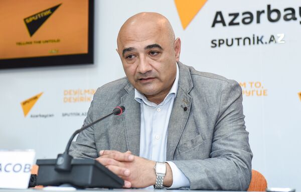 Аббасов о визите Туска: политику выкручивания рук надо изъять из практики Аббасов о визите Туска: политику выкручивания рук надо изъять из практики - Sputnik Азербайджан