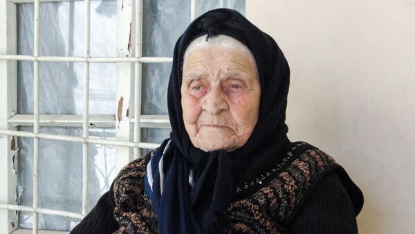 102-летняя жительница Шекинского района Азербайджана Разия Набиева - Sputnik Азербайджан