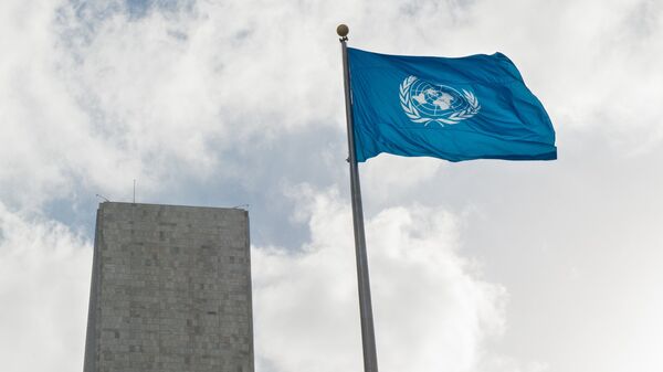 Флаг у штаб-квартиры ООН в Нью-Йорке, фото из архива - Sputnik Азербайджан