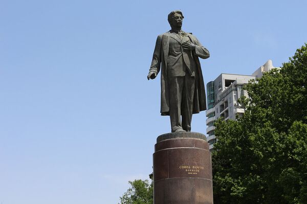 Памятник Самеду Вургуну Памятник Самеду Вургуну - Sputnik Азербайджан