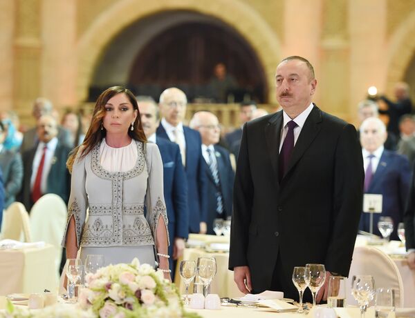 Президент Ильхам Алиев и первая леди Мехрибан Алиева в официальном приеме по случаю 28 Мая – Дня Республики Президент Ильхам Алиев и первая леди Мехрибан Алиева в официальном приеме по случаю 28 Мая – Дня Республики - Sputnik Азербайджан