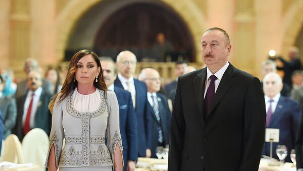 Президент Ильхам Алиев и первая леди Мехрибан Алиева в официальном приеме по случаю 28 Мая – Дня Республики - Sputnik Azərbaycan