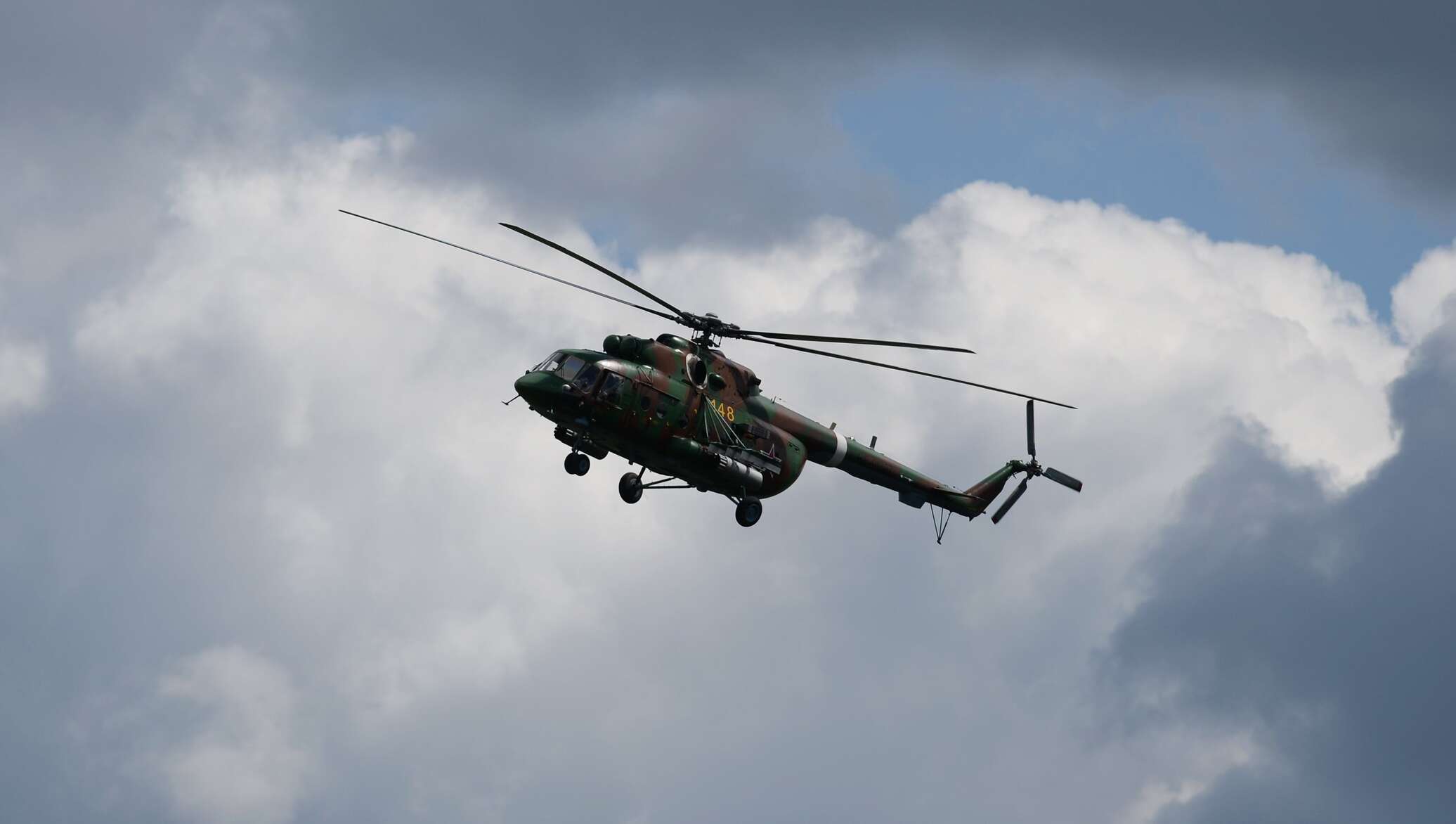 Вертолет перебрасывал отряд. Ми-8 АМТШ. Ми-8амтш-Вн. Вертолеты летят в Киев.