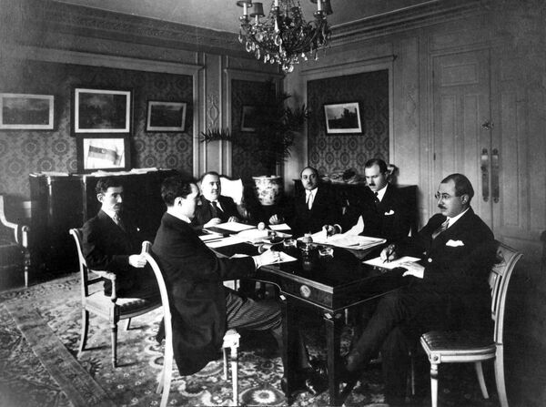 Азербайджанская делегация на Парижской мирной конференции. 1919 год Азербайджанская делегация на Парижской мирной конференции. 1919 год - Sputnik Азербайджан