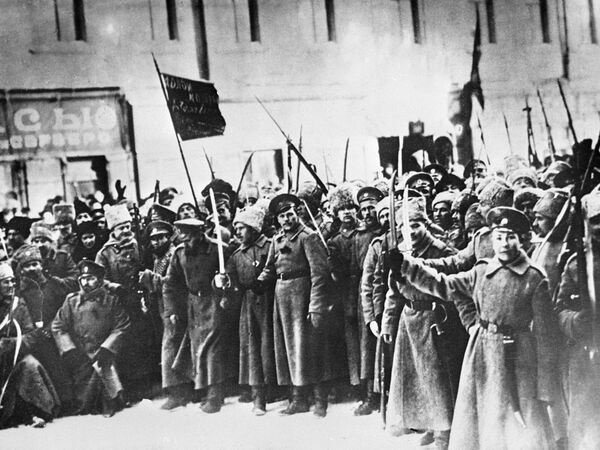 Участники Февральской буржуазно-демократической революции на улицах Петрограда. 1917 год Участники Февральской буржуазно-демократической революции на улицах Петрограда. 1917 год - Sputnik Азербайджан